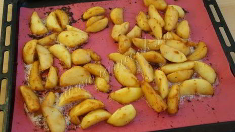 картофельные дольки, запеченные с чесноком и соевым соусом