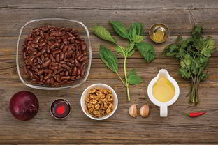 Лобио с грецкими орехами и чили