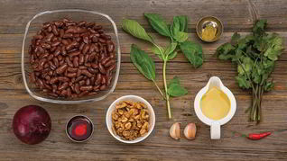 Лобио с грецкими орехами и чили