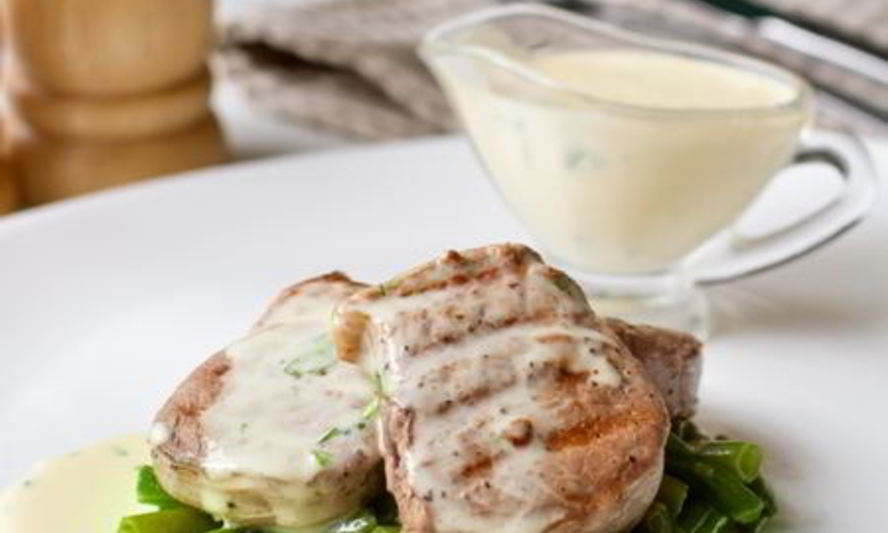 Рецепт медальоны из свинины с зеленой фасолью и беарнским соусом