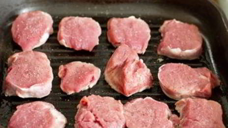 медальоны из свинины с зеленой фасолью и беарнским соусом