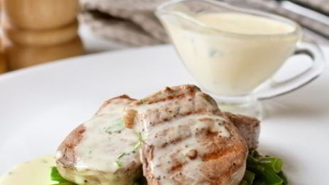 медальоны из свинины с зеленой фасолью и беарнским соусом