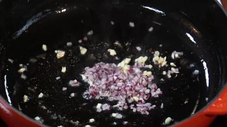 мусака с бараниной и соусом бешамель