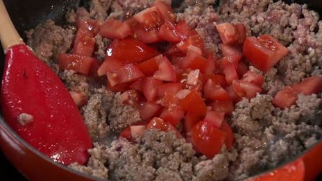 мусака с бараниной и соусом бешамель