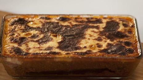 мусака с бараниной и соусом бешамель