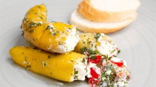 Перцы халапеньо, фаршированные маскарпоне, в беконе на гриле