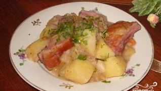 Тушеная картошка с копчеными ребрышками