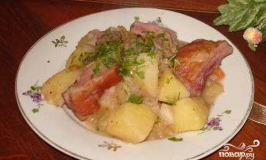 Рецепт тушеная картошка с копчеными ребрышками