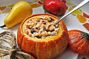 Тыква, фаршированная рисом и сухофруктами