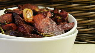 Запеченная свекла с розмарином и чесноком