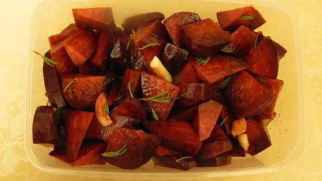 запеченная свекла с розмарином и чесноком