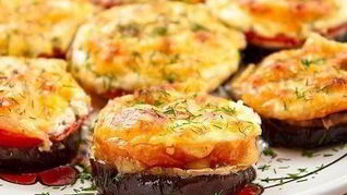 Запеченные под сыром баклажаны с грибами