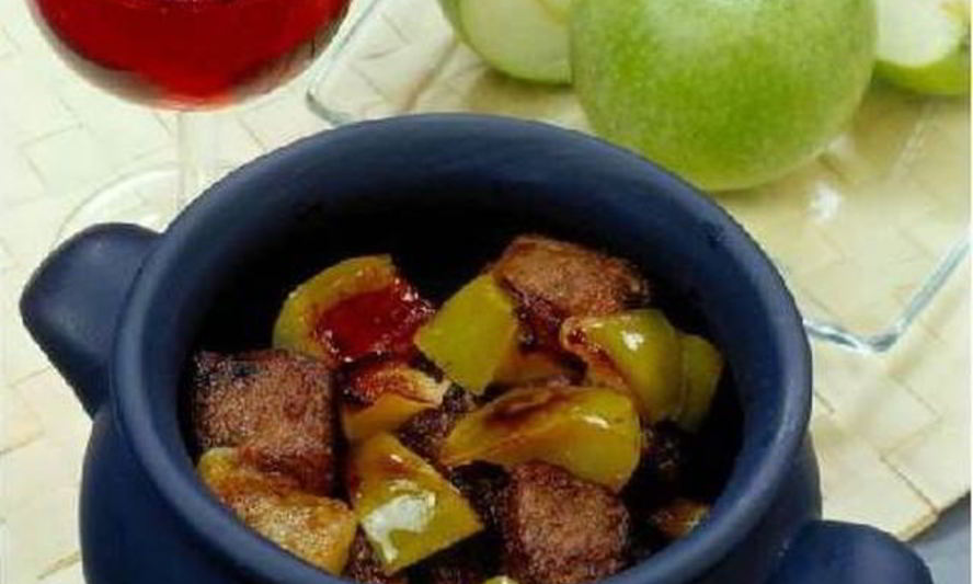 Рецепт ароматная печень с яблоками в горшочке