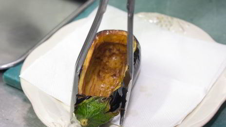 баклажаны с куриной печенью и овощами