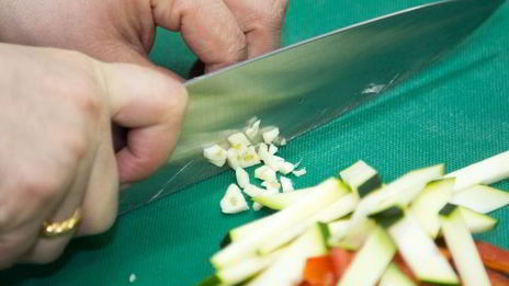 баклажаны с куриной печенью и овощами