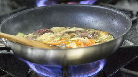 баклажаны с куриной печенью и овощами