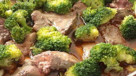 куриная печень с брокколи и грибами