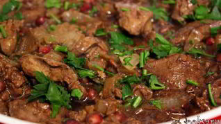 Куриная печень с гранатом и кунжутным соусом