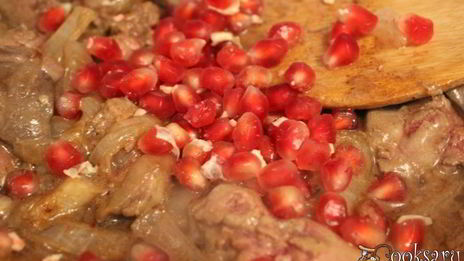 куриная печень с гранатом и кунжутным соусом