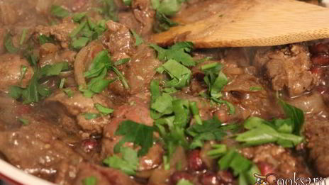 куриная печень с гранатом и кунжутным соусом