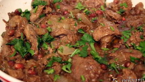 куриная печень с гранатом и кунжутным соусом