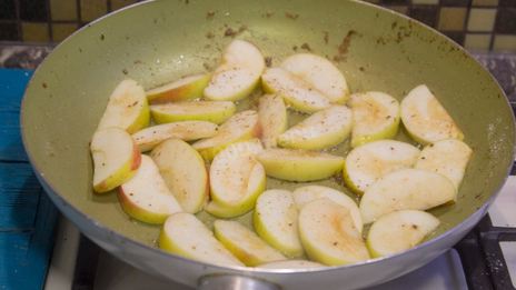 куриная печень с яблоками