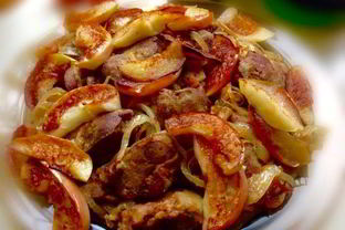 Куриная печень с жареными яблоками