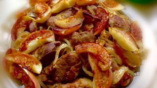 Куриная печень с жареными яблоками