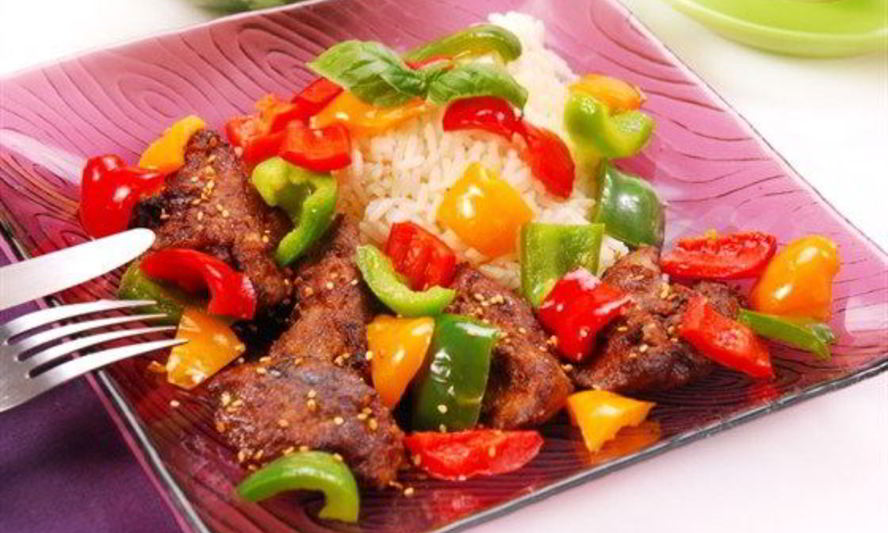 Рецепт куриная печень со сладким перцем, редисом и кунжутом