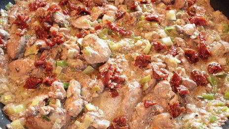 куриная печень в ароматном соусе