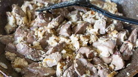 куриная печень, жареная с яйцом
