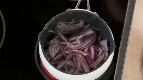 куриная печенка с медовым луком и пюре из зеленого горошка