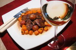 Куриная печенка с виноградом и жареным луком