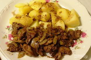 Печень куриная, тушенная с луком