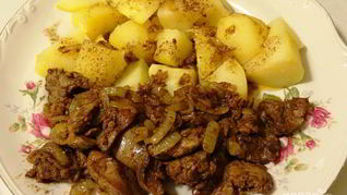 Печень куриная, тушенная с луком