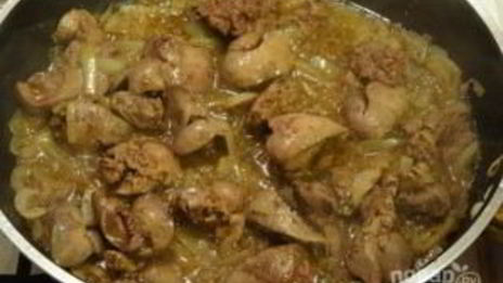 печень куриная, тушенная с луком
