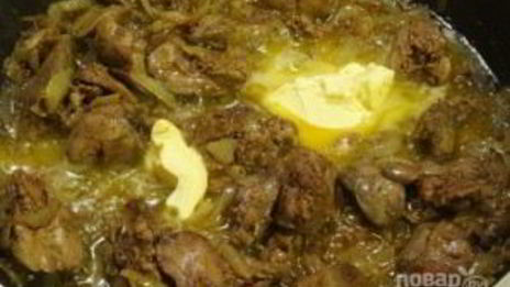 печень куриная, тушенная с луком