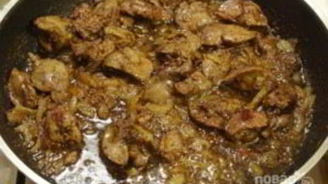 печень куриная, тушенная с луком