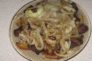 Печень по-берлински с яблоками