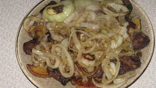 Печень по-берлински с яблоками