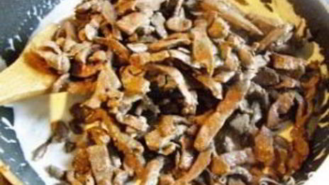 печень по-строгановски с грибами