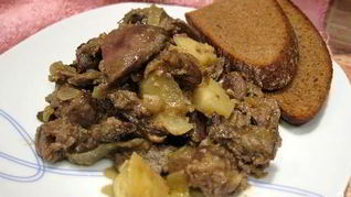 Печень с луком и яблоками