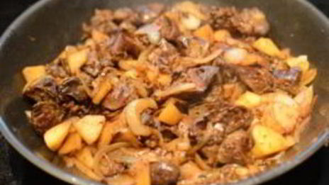 печень с луком и яблоками