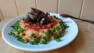 Печень с овощным пюре