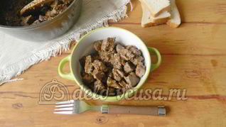 Печень свиная тушеная в сметане