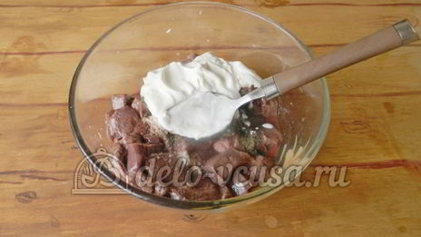 печень свиная тушеная в сметане