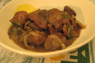 Печень теленка с луком в кисло-сладком соусе