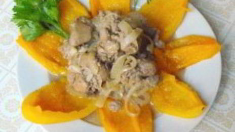 печень, тушеная в белом вине с печеным перцем