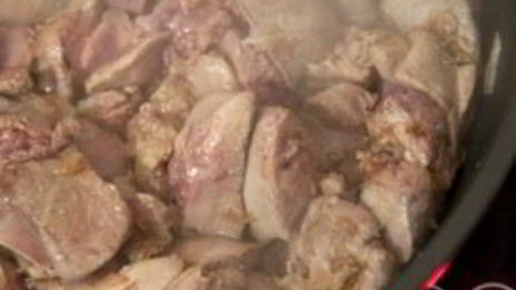 печень, тушеная в сметане с луком