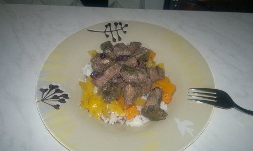 Рецепт печень в горшке с черной смородиной и белый рис с овощной поджаркой